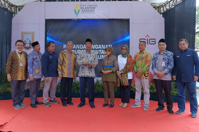 Semen Gresik Bersama SIG Fasilitasi Petani Rembang Kembangkan Klaster Industri Jagung
