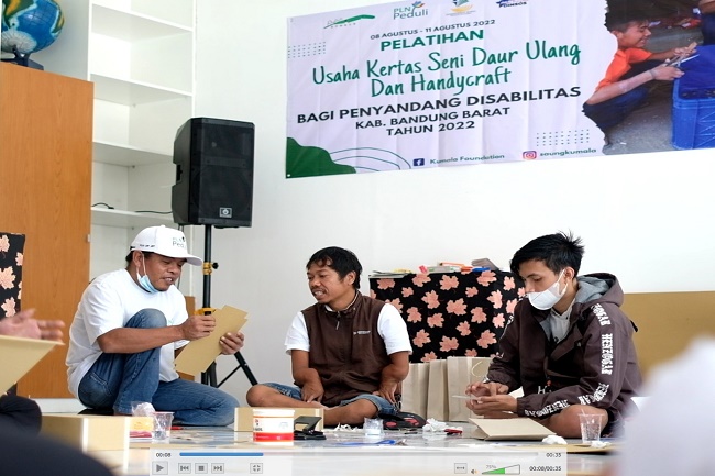PLN bersama Dinsos Bandung dan Yayasan Kumala Gelar Pelatihan Handycraft dan Daur Ulang Kertas bagi Kelompok Disabilitas