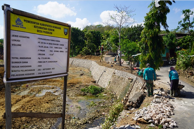 Dorong Percepatan Insfrastruktur Desa, Semen Gresik Bangun Tebing Sungai Rp175 Juta di Desa Pasucen Rembang