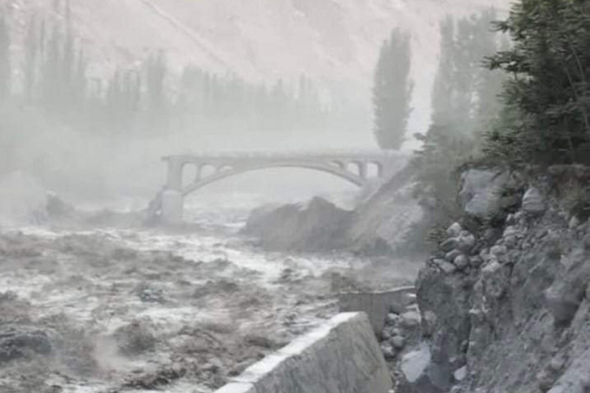 Disapu Gelombang Panas 43 °C, Jembatan China-Pakistan Ambrol