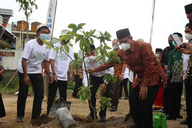 Tanam Alpukat, Ketua Umum PP Muhammadiyah Ambil Bagian Aksi Tanam 10 Juta Pohon