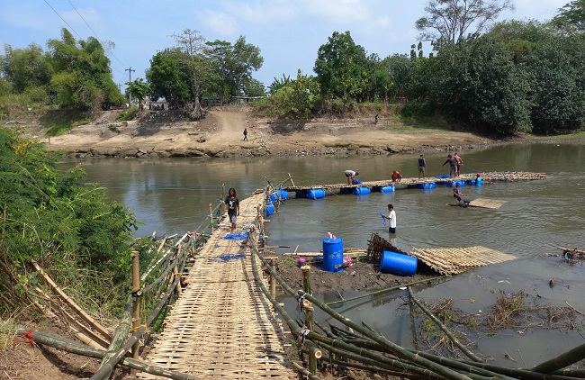 Beroperasi Setengah Hari, Jembatan Sasak Kedua Jebol Diterjang Sampah