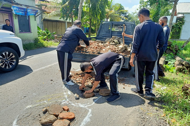 Jalan Berlubang Dan Berbahaya, Polisi Turun Tangan | Regional