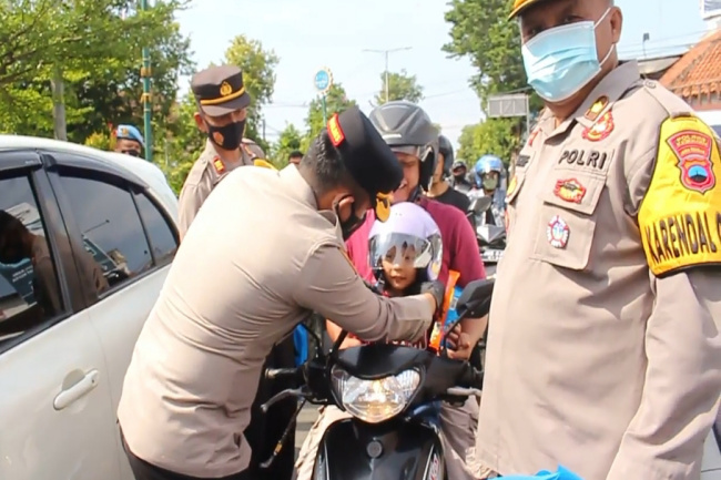 Operasi Patuh Candi, Kapolres Bagi-bagi Helm Anak
