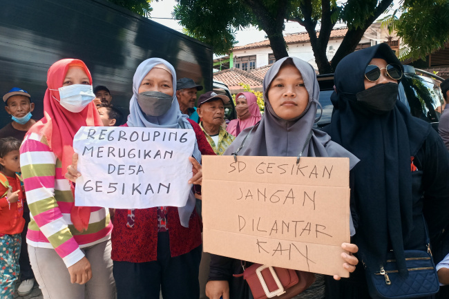 Demo Tolak Regrouping SDN Gesikan Memanas, Ratusan Warga Tolak Masuk Gedung DPRD