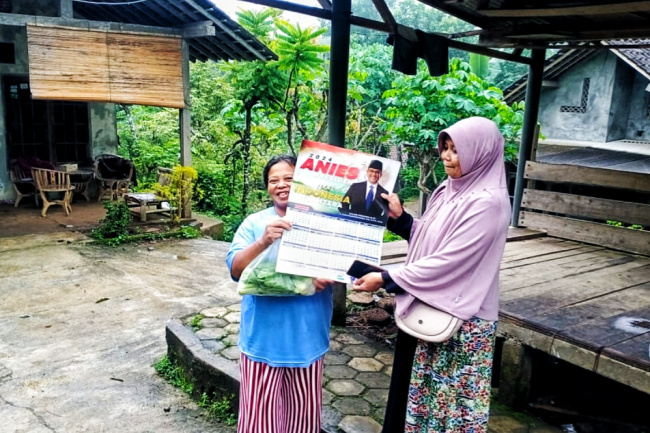 Raih Simpati, Relawan ANIES Bagikan Sayur dan Kalender Bergambar Anies Baswedan 