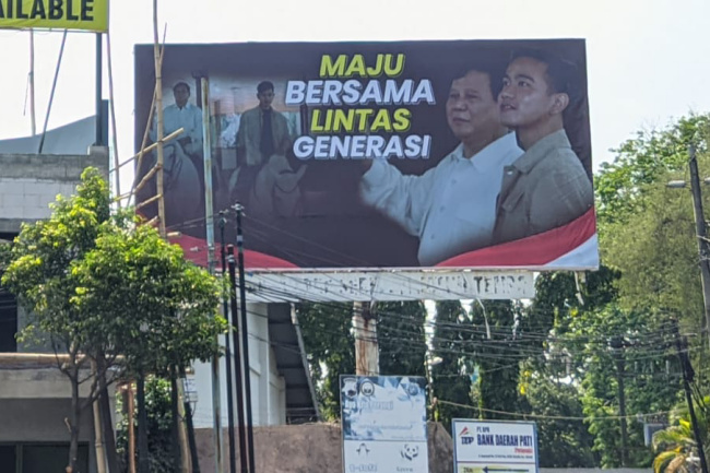 Baliho 'Mesra' Prabowo dan Gibran Hiasi Tiap Sudut Kota Pati