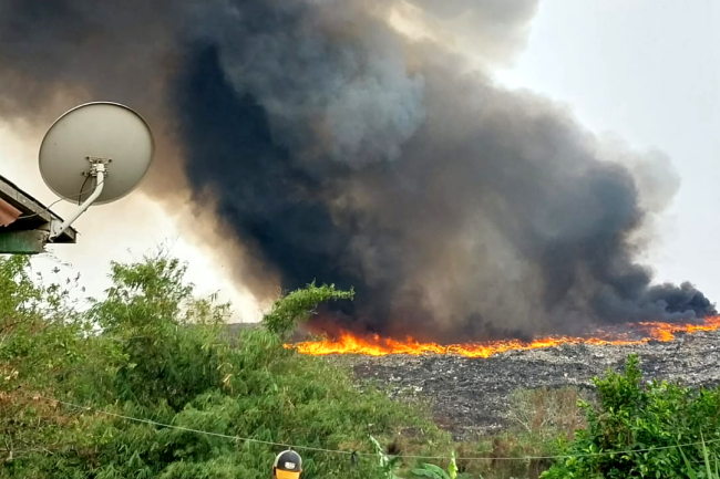 Petugas Manggala Agni Berjibaku Padamkan Gunung Sampah yang Terbakar