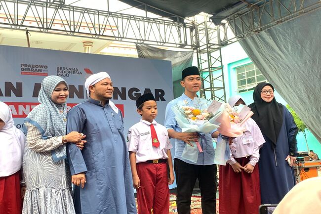 Kunjungi Ponpes Asshiddiqiyah 2, Gibran Dibilang Kiyowo Hingga Dapat Bunga