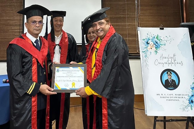 Keren! Pengamat Maritim Indonesia Dianugerahi Gelar Doktor HC Oleh Universitas di India