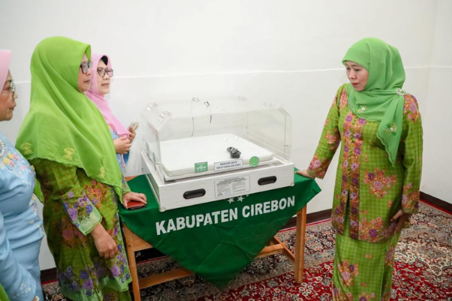 Serahkan Inkubator dan Fototerapi Gratis, Khofifah: Ikhtiar Muslimat NU Masifkan Penurunan AKB