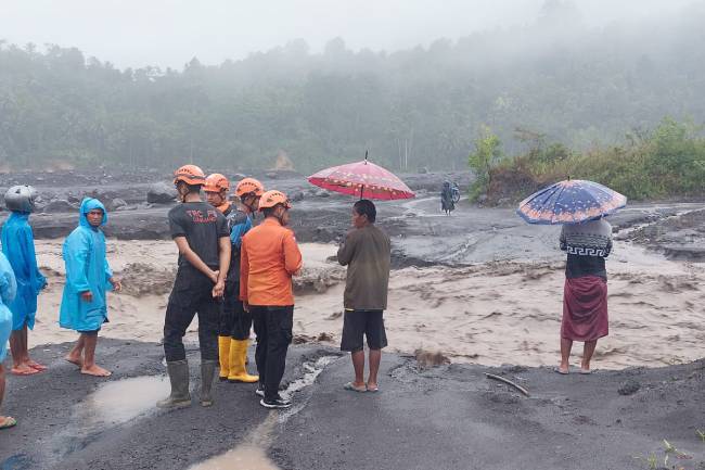 Tangani Banjir Lahar Dingin, Gubernur Khofifah Salurkan Bantuan Serta Kirim TRC dan Tagana ke Lumajang