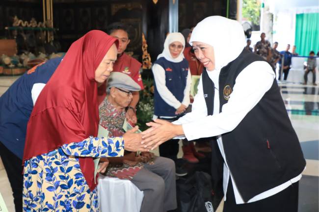 Bagikan Bantuan di Jombang, Gubernur Jatim: Upaya Tingkatkan Daya Beli Masyarakat
