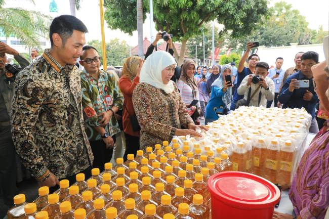 Upaya Stabilkan Harga, Gubernur Jatim Gelar Pasar Murah dan Salurkan Bantuan di Tuban