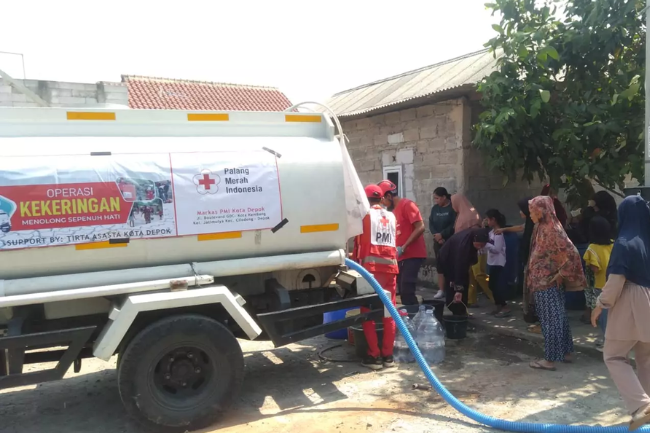 Kemarau Panjang, PMI Depok Distribusikan 41 Ribu Liter Air ke 4 Kecamatan 