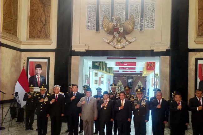 Menhan Prabowo Anugerahkan Dharma Pertahanan Utama kepada Habib Lutfi