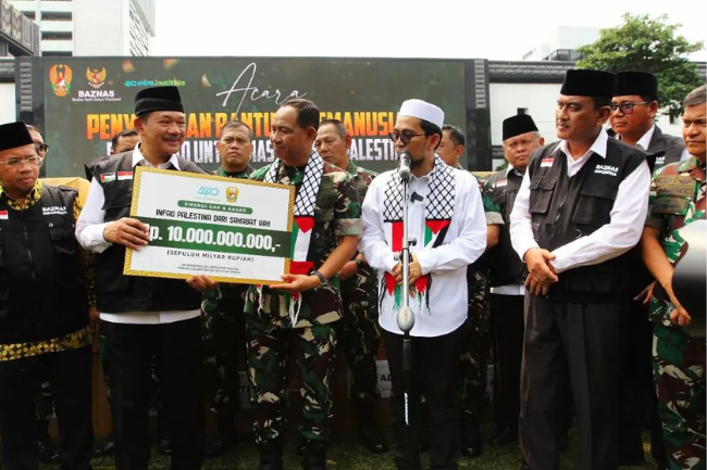 Bersama TNI AD, Ustaz Adi Hidayat Salurkan Donasi Palestina RP10 Miliar