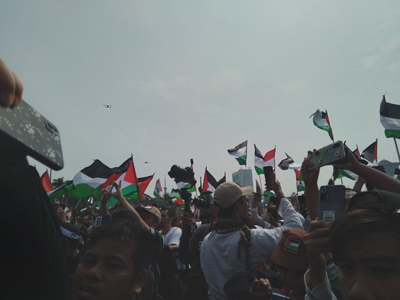 Lautan Bendera Indonesia-Palestina Mengombak di Monas