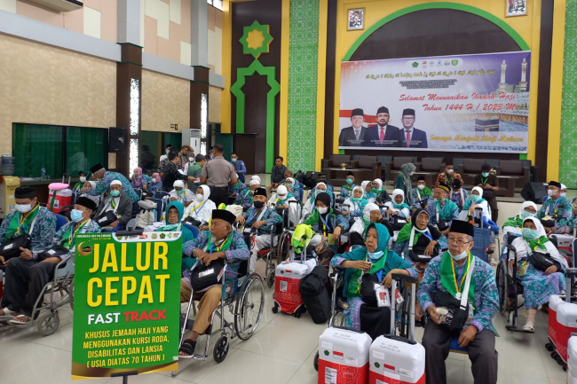 CJH Berusia 70 Tahun Jadi Prioritas Petugas Embarkasi Palembang
