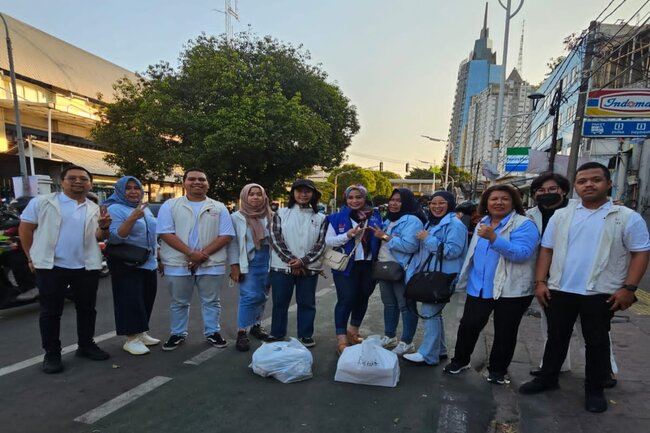 Relawan Bagikan Susu dan Biskuit, Sejalan dengan Program Makan Siang Gratis