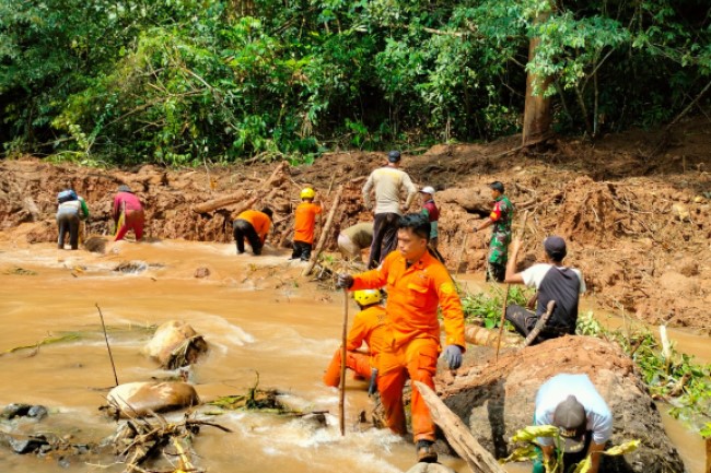 2 Tewas dan 3 Hilang Akibat Tanah Longsor Way Kanan Lampung