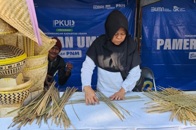 Program Pendampingan PNM Jadikan Nasabah Garut Berdaya Lewat Anyaman Bambu