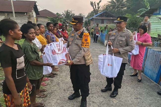 Di Tengah Aksi Kekerasan KKB, TNI Polri Terus Mengabdi di Papua