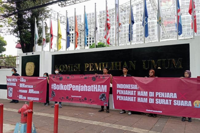 Gelar Aksi! KontraS Dorong Isu HAM Lebih Dipertegas di Debat Capres Pertama