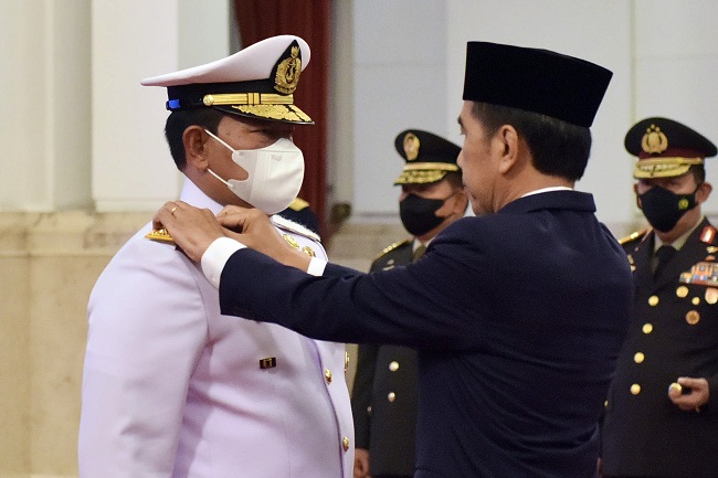 Percepatan Pensiun Panglima TNI Untungkan Siapa?