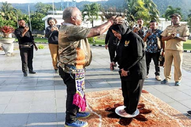 Kunjungi Papua, Mensos Risma Diberi Gelar Marga Adat Numberi