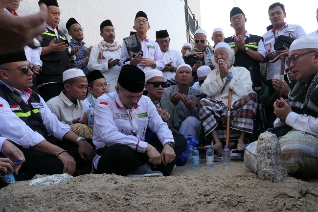 Abuya KH Muhtadi Dimyati Ziarah Kubur ke Makam Siti Khadijah, Syekh Nawawi dan Mbah Moen