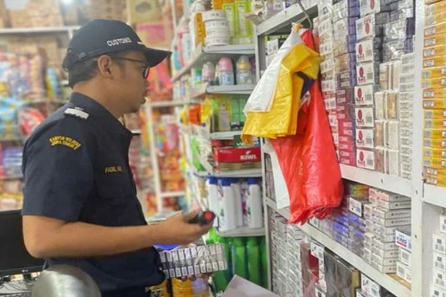 Lewat Operasi Pasar, Bea Cukai Gempur Rokok Ilegal di Madura dan Parepare