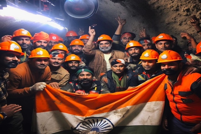 Seluruh Pekerja India yang Terperangkap di Terowongan Selama 17 Hari Berhasil Diselamatkan