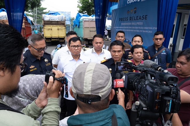 Bea Cukai dan Kepolisian Meringkus Ratusan Bale Pakaian Bekas di Sumatera Utara