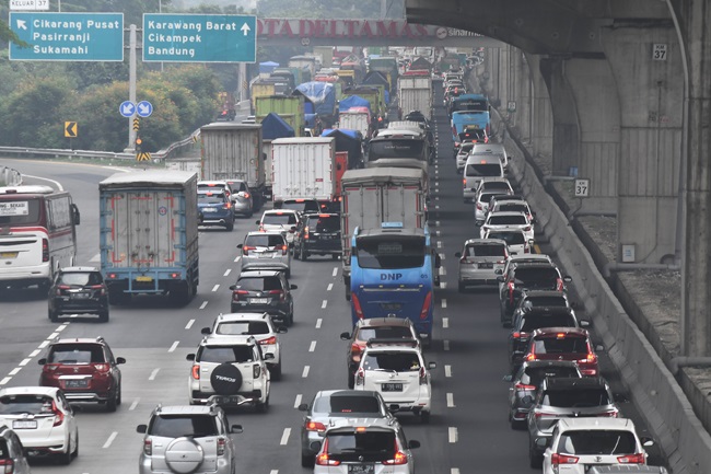 Arus Kendaraan Jakarta-Cikampek Mulai Padat, Contra Flow Diberlakukan Jelang Nataru