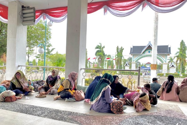 Demo 2 Hari Non Stop, Emak-emak Lemas Rebah di Teras Kantor Bupati Batang Hari