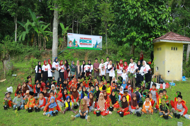 SiCepat Ekspres Gandeng ISBANBAN Foundation Edukasi Lingkungan Lewat Penanaman Pohon