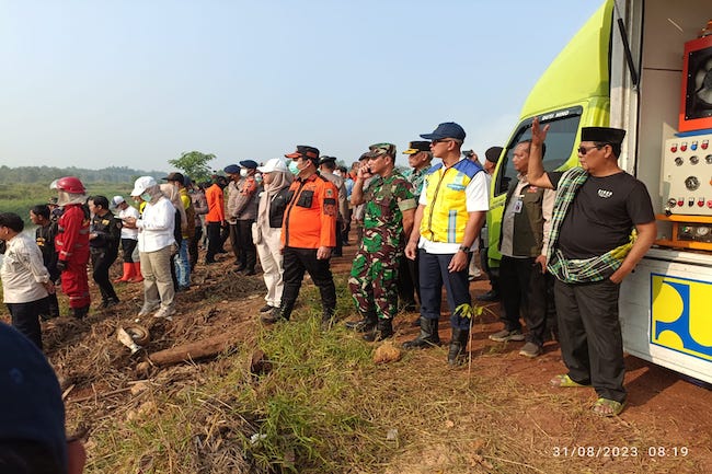  Kabut Asap Kepung Bandara Syamsuddin Noor, Gubernur Pimpin Pembukaan Pintu Air dan Pembasahan Lahan