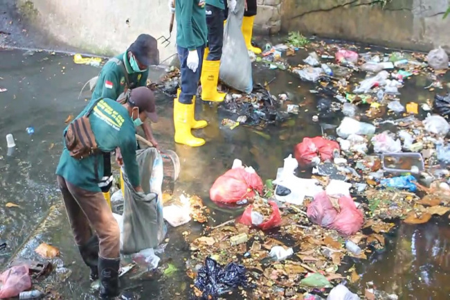 Setelah Viral, Petugas Ramai-ramai Bersihkan Sampah di Sungai Grojogan