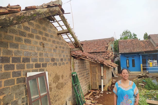 Warga Sukabumi Mulai Perbaiki Rumah Pascabencana Angin Kencang