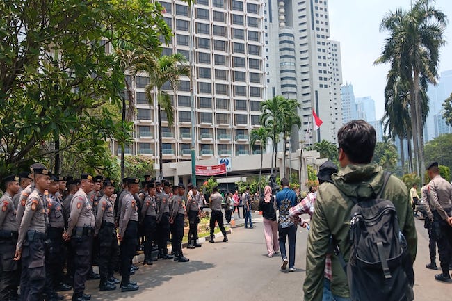 Jelang Pengosongan, Polisi Berjaga di Sekitar Hotel Sultan