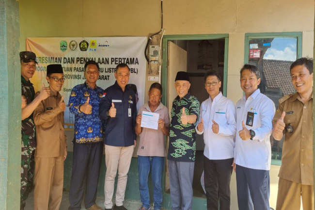 Bukti Negara Hadir, PLN Sambung Listrik Gratis ke 264 Keluarga Kurang Mampu di Majalengka Jawa Barat