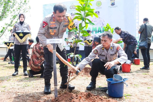 Dukung Program Ekonomi Hijau, Jajaran Polda Jateng Tanam 35 Ribu Pohon Serentak