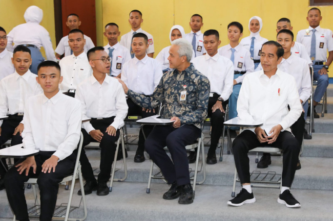 Jokowi Apresiasi SMKN Gratis Program Ganjar, Terapkan di Porvinsi Lain