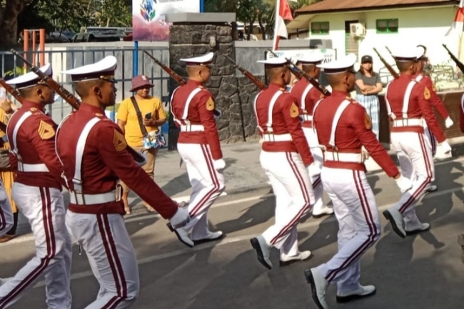 Parade Taruna Akpol Sambut Delegasi AMMTC di Labuan Bajo