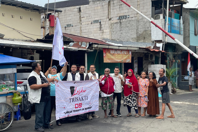 Laskar Trisakti 08 Bagikan Susu dan Biskuit di Simprug