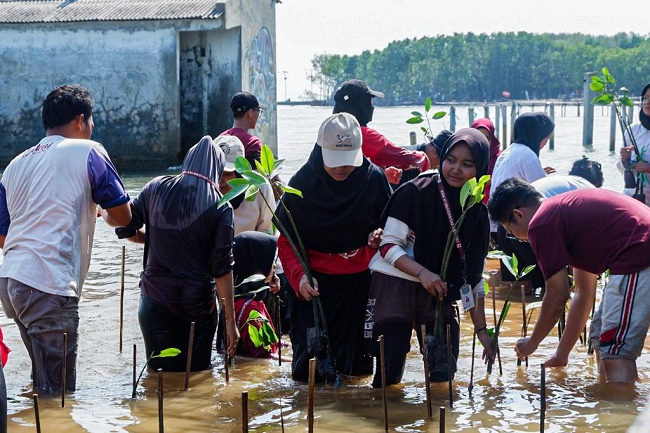 Dukung Gerakan Beach Clean Up, Grand Candi Hotel Ajak Masyarakat Semarang Bersihkan 2,2 Ton Sampah 