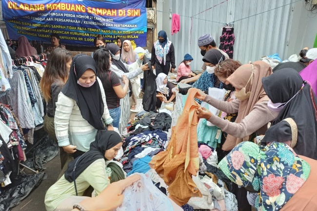  Lima Hari Jelang Lebaran, Pengunjung Pasar Pakaian Bekas Membludak 