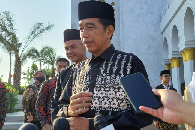 Salat Id di Masjid Raya Sheikh Zayed, Jokowi Langsung Open House