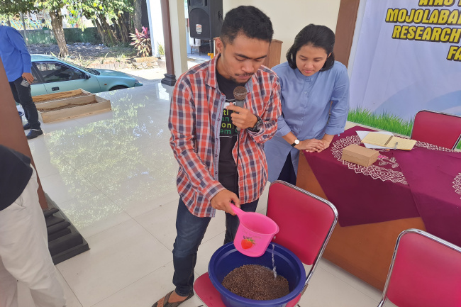Minimalkan Sampah Rumah Tangga, UNS Ajak Ibu-ibu untuk Belajar Maggot